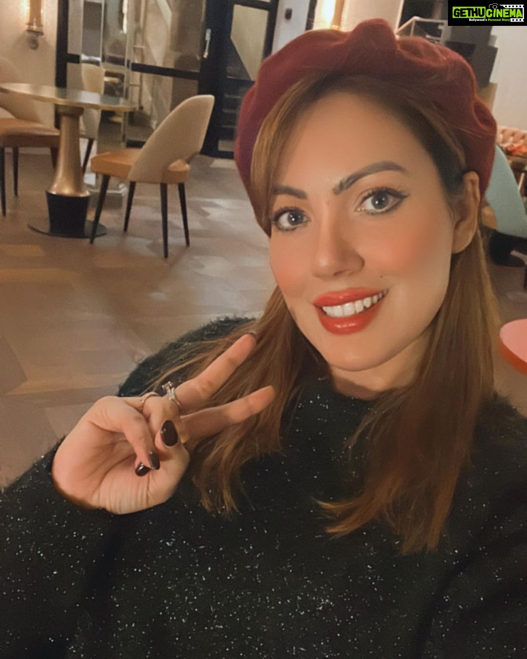 Munmun Dutta Instagram - How much is too much ’Hot Chocolate’ ? 🤔 Well it doesn’t matter I guess🤷🏻♀️ kyunki ‘Badi badi desho mein aisi chhoti chhoti baatein hoti rehti hai’ 😍 😋🇨🇭 . . . #hotchocolate #hotchocolateislove #munmundutta #switzerland #winterineurope #travelgram #travel #switzerland🇨🇭 #ddlj Interlaken, Switzerland