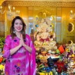 Munmun Dutta Instagram - Ganpati Bappa Morya 🙏🏻❤️ . Beautiful Darshan at @mumbaichasheth @redcherry.entertainment