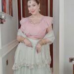 Munmun Dutta Instagram – 😊

Outfit @kiyanaswardrobe 

.
.
#picturesoftheday #munmundutta #traditionalwear #festivewear #festivalvibes #postoftheday