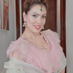 Munmun Dutta Instagram – 😊

Outfit @kiyanaswardrobe 

.
.
#picturesoftheday #munmundutta #traditionalwear #festivewear #festivalvibes #postoftheday