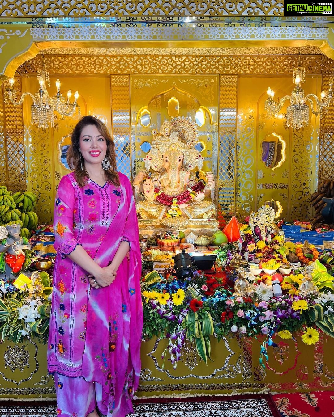 Munmun Dutta Instagram - Ganpati Bappa Morya 🙏🏻❤️ . Beautiful Darshan at @mumbaichasheth @redcherry.entertainment