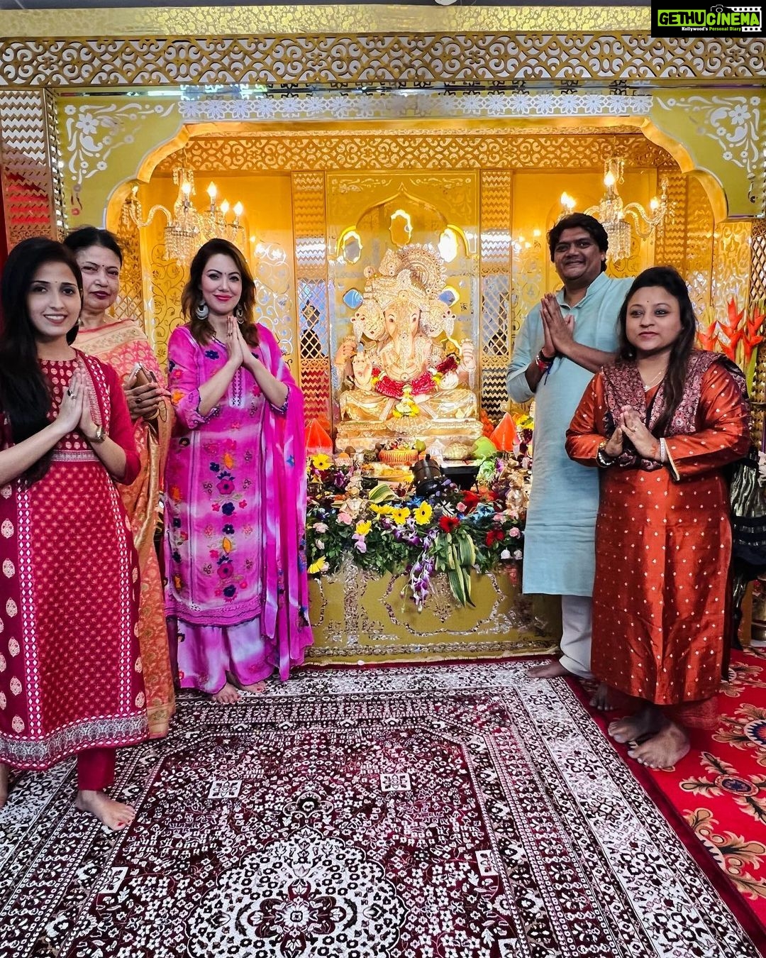 Munmun Dutta Instagram - Ganpati Bappa Morya 🙏🏻❤️ . Beautiful Darshan at @mumbaichasheth @redcherry.entertainment