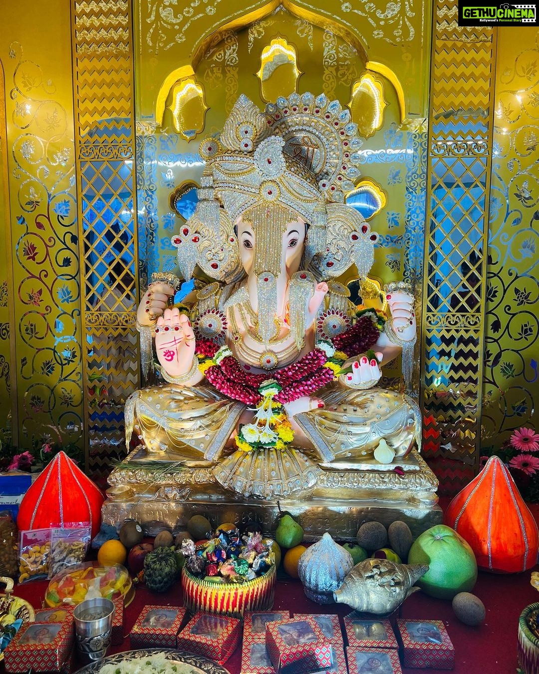 Munmun Dutta Instagram - Ganpati Bappa Morya 🙏🏻❤️ . Beautiful Darshan at @mumbaichasheth @redcherry.entertainment