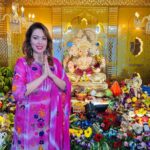 Munmun Dutta Instagram - Ganpati Bappa Morya 🙏🏻❤️ . Beautiful Darshan at @mumbaichasheth @redcherry.entertainment