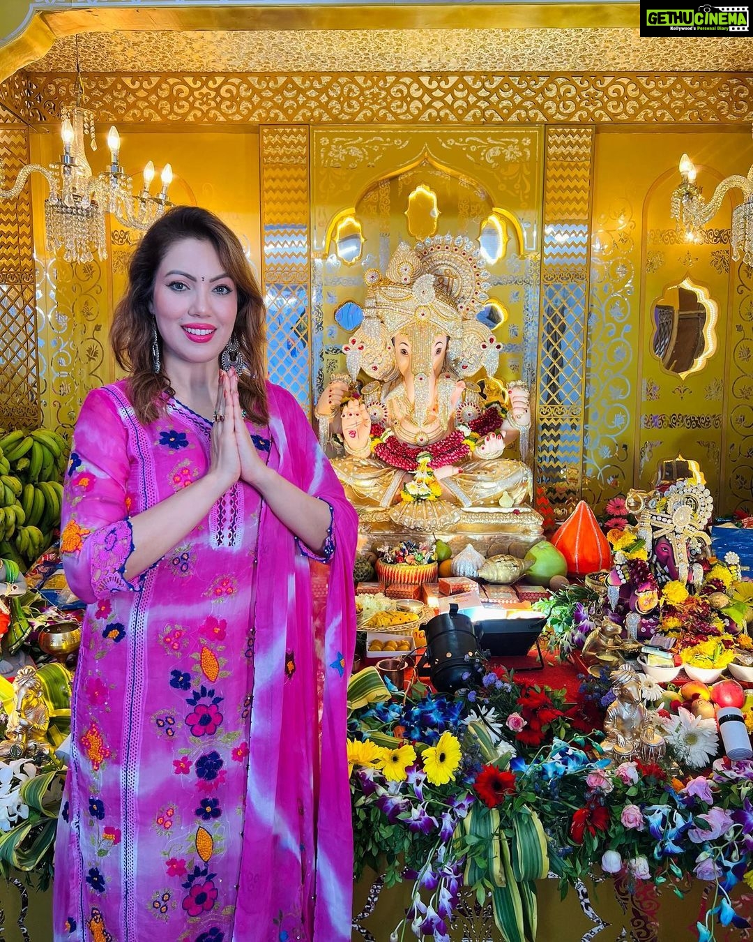 Munmun Dutta Instagram - Ganpati Bappa Morya 🙏🏻❤️ . Beautiful Darshan at @mumbaichasheth @redcherry.entertainment