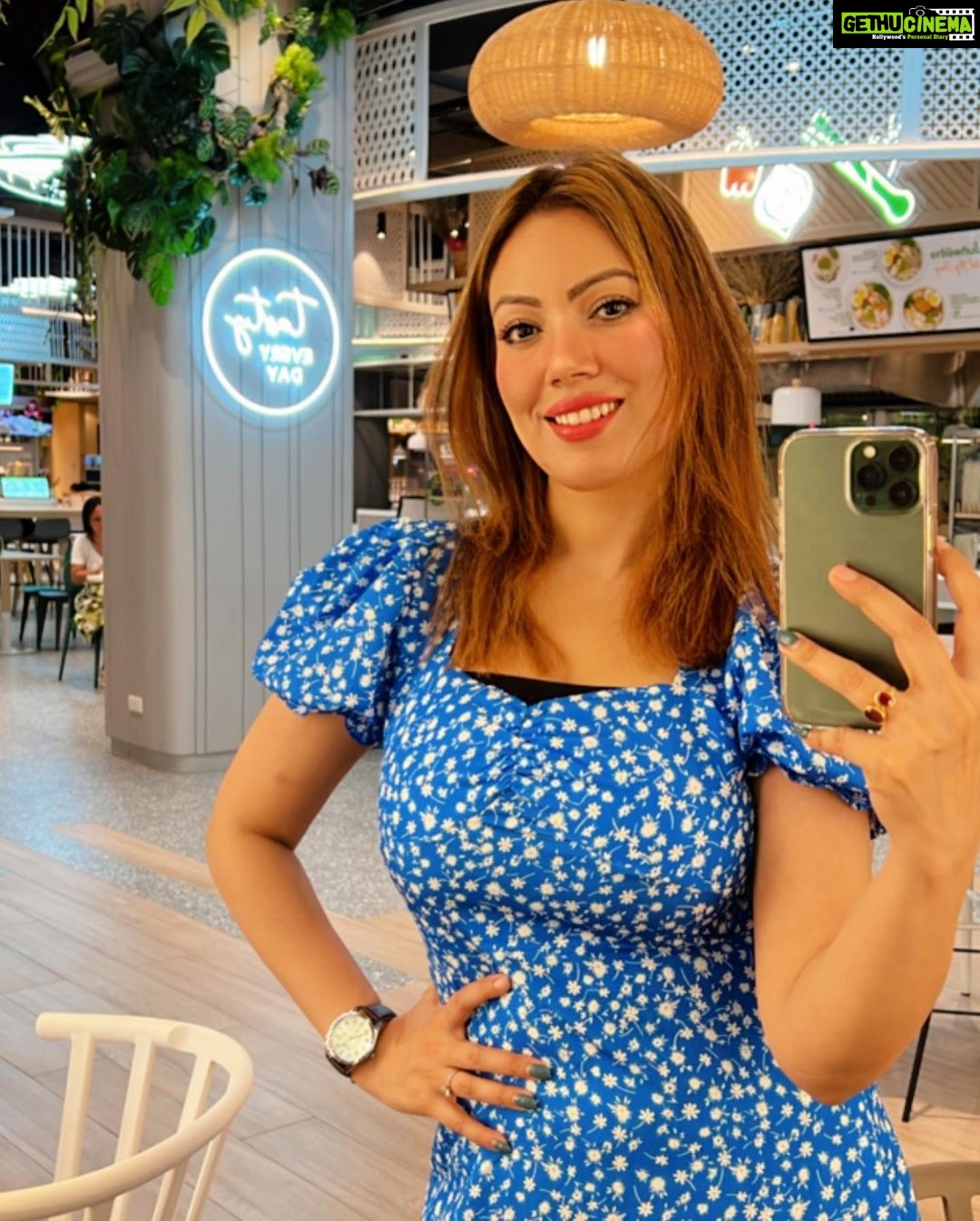 Munmun Dutta Instagram - Tried these mirror selfies 🤳