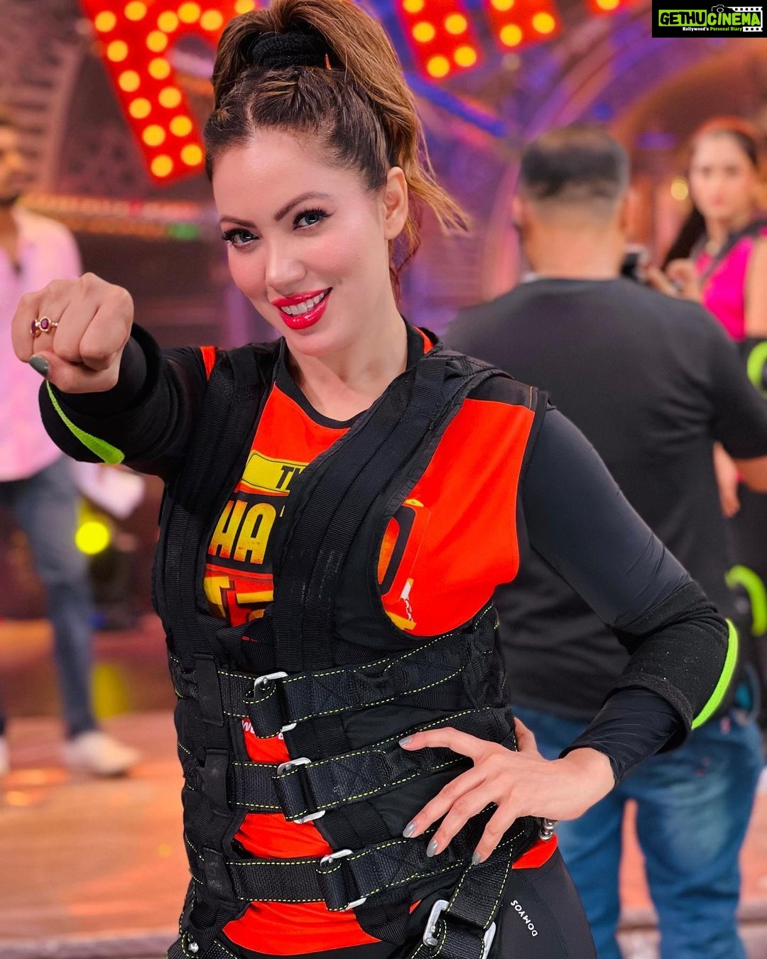 Munmun Dutta Instagram - Always a lot of fun on the set of Khatra Khatra Khatra 🥰. Continue watching the episode tonight too on @voot and @colorstv . . #munmundutta #khatrakhatrakhatra #pictureoftheday #funtimes #workmode #shootmode #realityshow #voot #colorstv