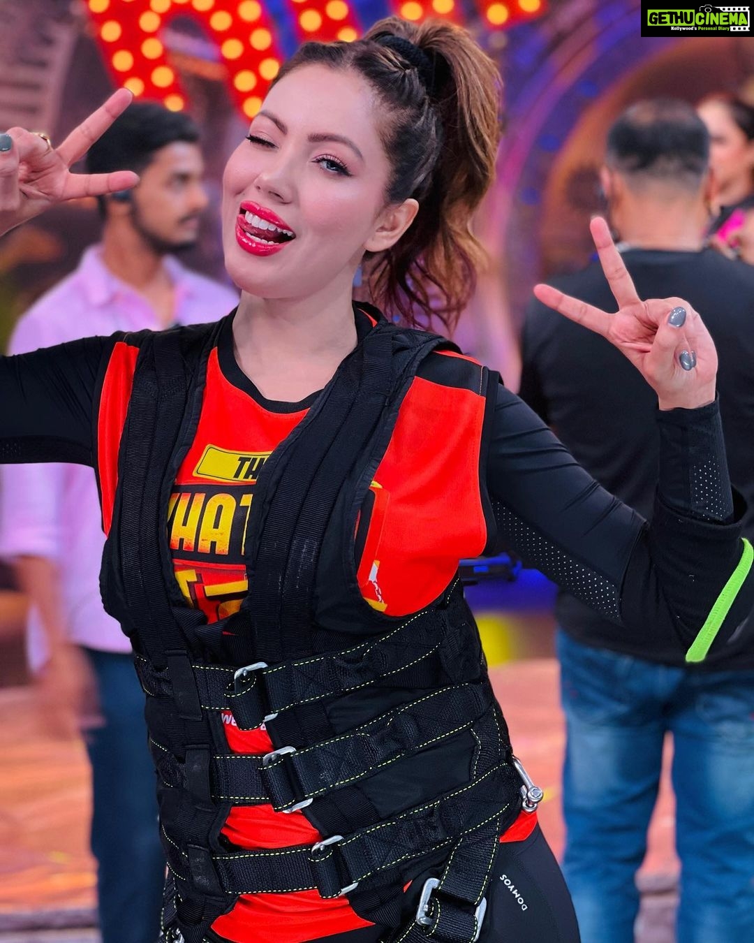 Munmun Dutta Instagram - Always a lot of fun on the set of Khatra Khatra Khatra 🥰. Continue watching the episode tonight too on @voot and @colorstv . . #munmundutta #khatrakhatrakhatra #pictureoftheday #funtimes #workmode #shootmode #realityshow #voot #colorstv