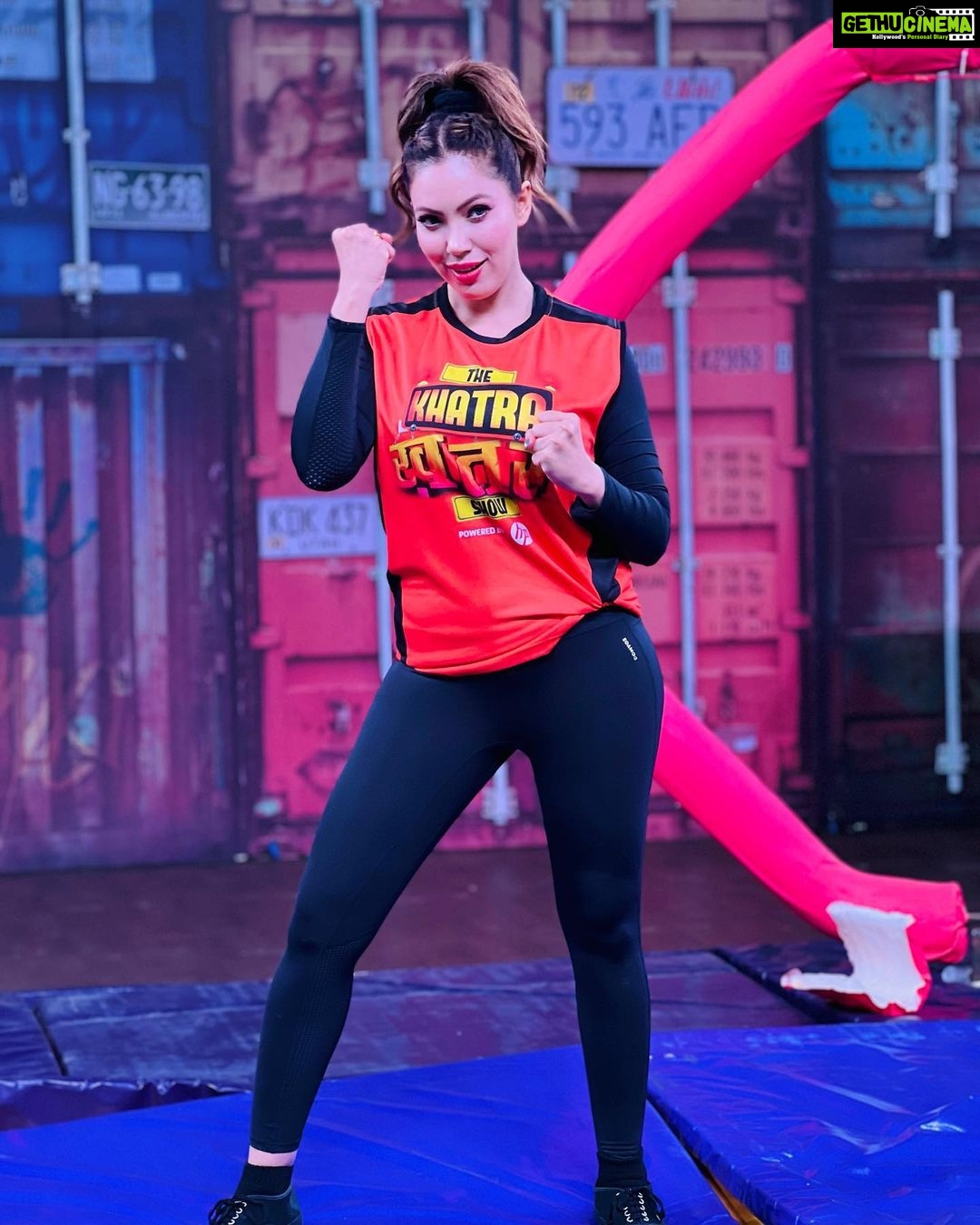 Munmun Dutta Instagram - Always a lot of fun on the set of Khatra Khatra Khatra 🥰. Continue watching the episode tonight too on @voot and @colorstv . . #munmundutta #khatrakhatrakhatra #pictureoftheday #funtimes #workmode #shootmode #realityshow #voot #colorstv