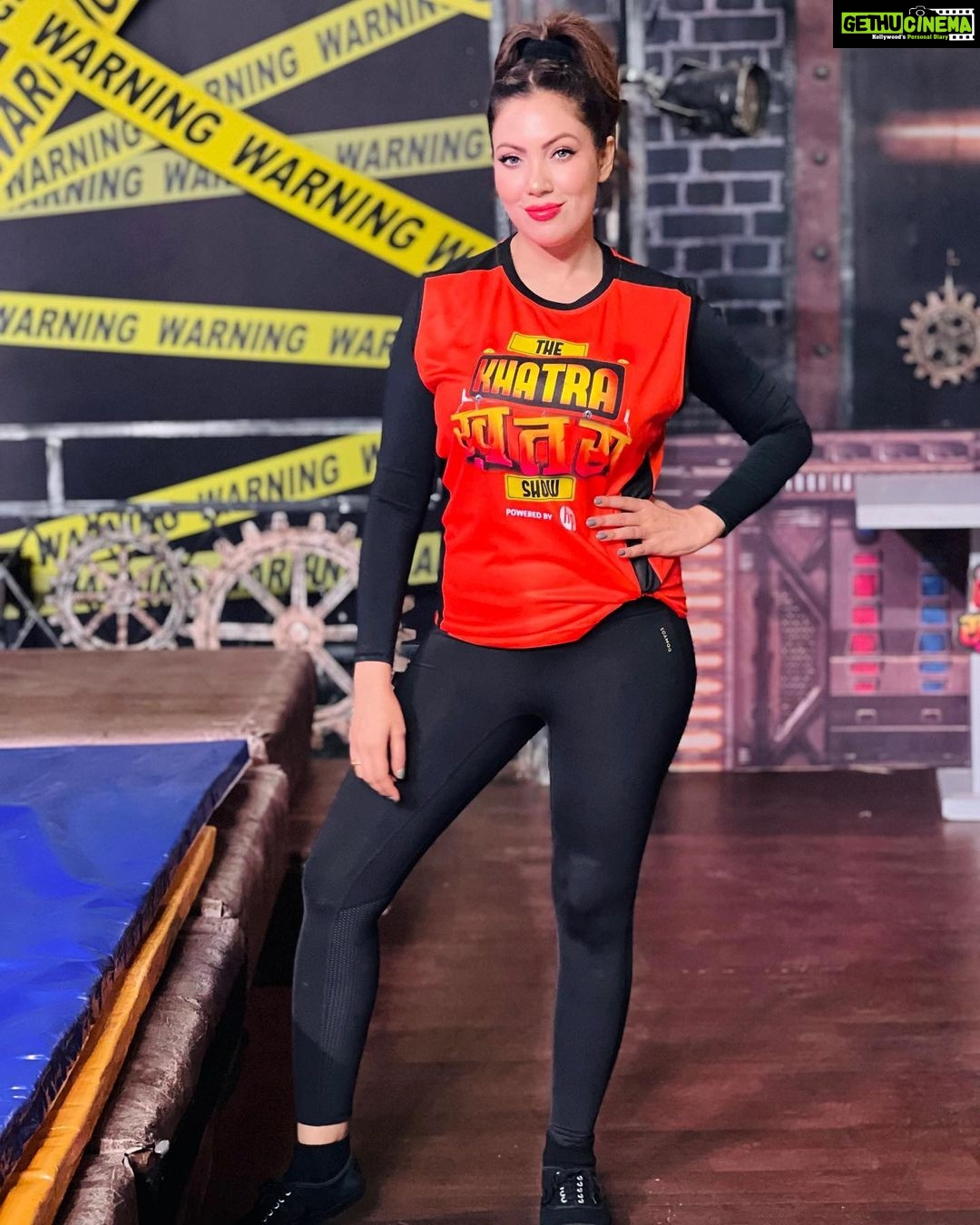 Munmun Dutta Instagram - Always a lot of fun on the set of Khatra Khatra Khatra 🥰. Continue watching the episode tonight too on @voot and @colorstv . . #munmundutta #khatrakhatrakhatra #pictureoftheday #funtimes #workmode #shootmode #realityshow #voot #colorstv