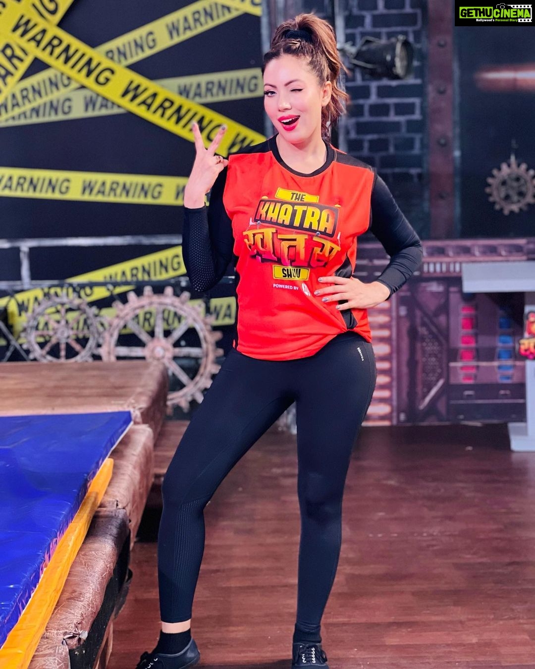 Munmun Dutta Instagram - Always a lot of fun on the set of Khatra Khatra Khatra 🥰. Continue watching the episode tonight too on @voot and @colorstv . . #munmundutta #khatrakhatrakhatra #pictureoftheday #funtimes #workmode #shootmode #realityshow #voot #colorstv