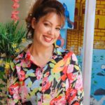 Munmun Dutta Instagram - When your coactors find your shirt matching with the background…. 😊 . In between shots .. sweaty and tired 😪… But Jennifer, Balluji and Sachin ji suddenly realised I am sitting at a position where I match the background and apparently the frame looks nice and colourful , thus they clicked my pictures 📸 😊 . #behindthescenes #candid #candidmoments #munmundutta #tmkoc #inbetweenshots #workmodeon #workmode Dadasaheb Phalke Chitranagari FILMCITY Goregaon East Mumbai