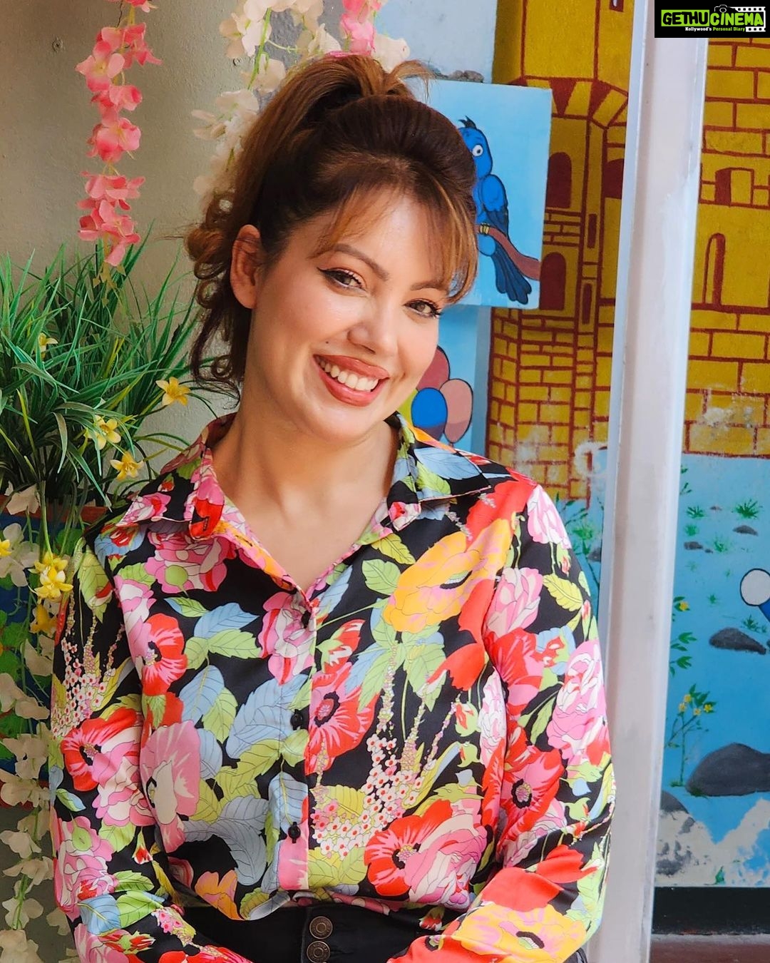 Munmun Dutta Instagram - When your coactors find your shirt matching with the background…. 😊 . In between shots .. sweaty and tired 😪… But Jennifer, Balluji and Sachin ji suddenly realised I am sitting at a position where I match the background and apparently the frame looks nice and colourful , thus they clicked my pictures 📸 😊 . #behindthescenes #candid #candidmoments #munmundutta #tmkoc #inbetweenshots #workmodeon #workmode Dadasaheb Phalke Chitranagari FILMCITY Goregaon East Mumbai