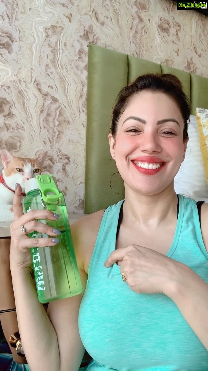 Munmun Dutta Instagram - Yup! Drink water and mind your business π . Post gym shenanigans. . P.S - My Mau deals with all my craziness with curiosity and love β€οΈ ππ . . . . #reels #reelitfeelit #munmundutta #catloversclub #drinkwaterandmindmybusiness #drinkwaterandmindyourbusiness #reelsinstagram #mauandcookie #catsofinstagram