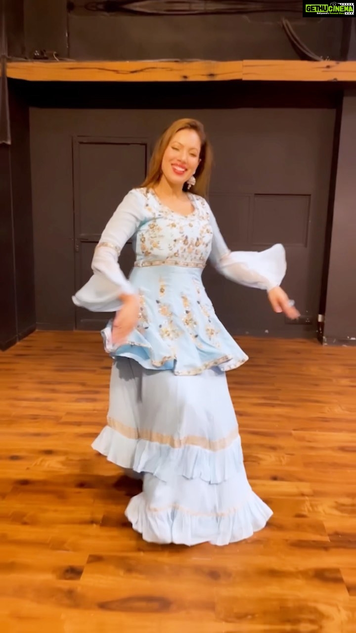 Munmun Dutta Instagram - DHOLIDA 🔥 💃🏻 . @aliaabhatt @saregama_official @bhansaliproductions @penmovies . . P.S - Love this outfit from @kiyanaswardrobe . . #Dholida #GangubaiKathiawadi #aliabhatt #munmundutta #dancereels #sanjayleelabhansali #saregamapa