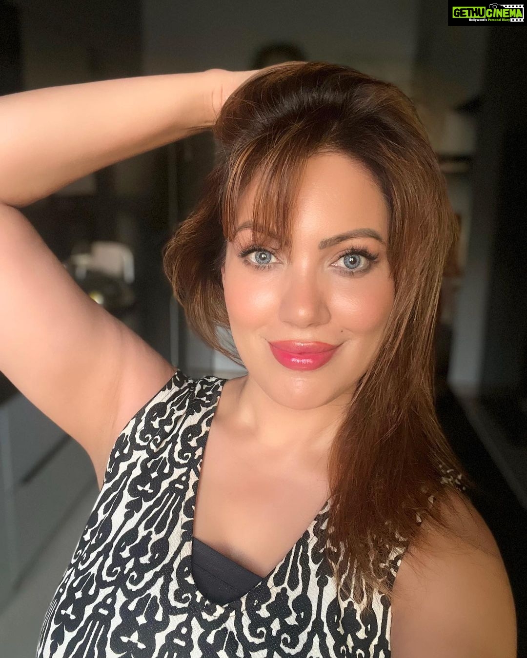 Munmun Dutta Instagram - While my coffee seeps through its filter βοΈ making use of the last of the golden light from the evening sun π . A little vanity moment for thyself π . . #eveningsun #goldenglow #munmundutta #picturesoftheday #selfiemode