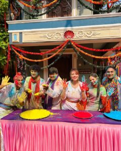 Munmun Dutta Instagram - In between takes .. 🎥 

.
.
#munmundutta #thegang #workingstills #inbetweenshots #workmode #tmkoc #holi #holifestival #laughter