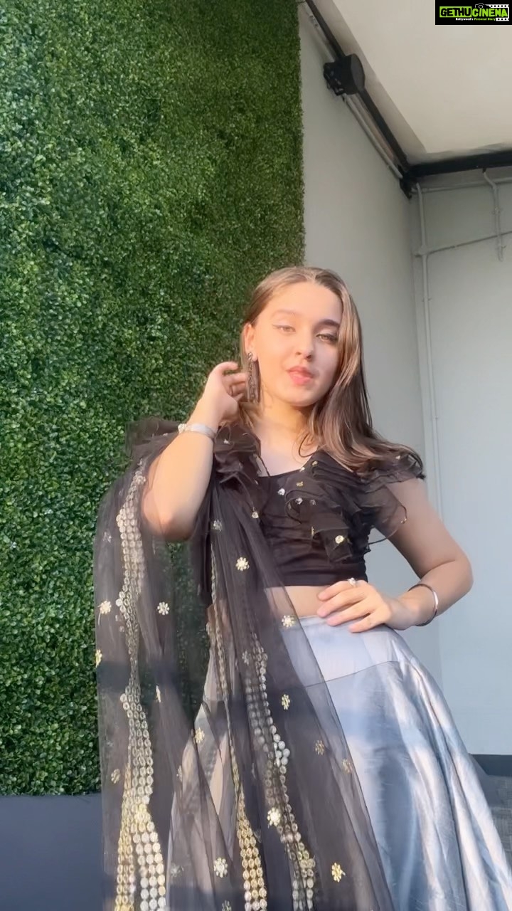 Naisha Khanna - 135.2K Likes - Some golden hour slowed song kinda reel.☀️🤍✨