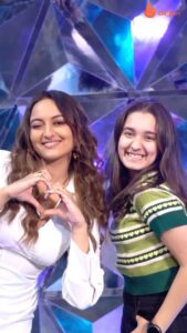Naisha Khanna Instagram - Blockbuster!💃🏼 With the jodi @aslisona @iamzahero ✨ @dhamakarecords @chingari_in #explorepage #blockbuster #chingari #sonakshisinha #zaheeriqbal #viral #dance #bollywood