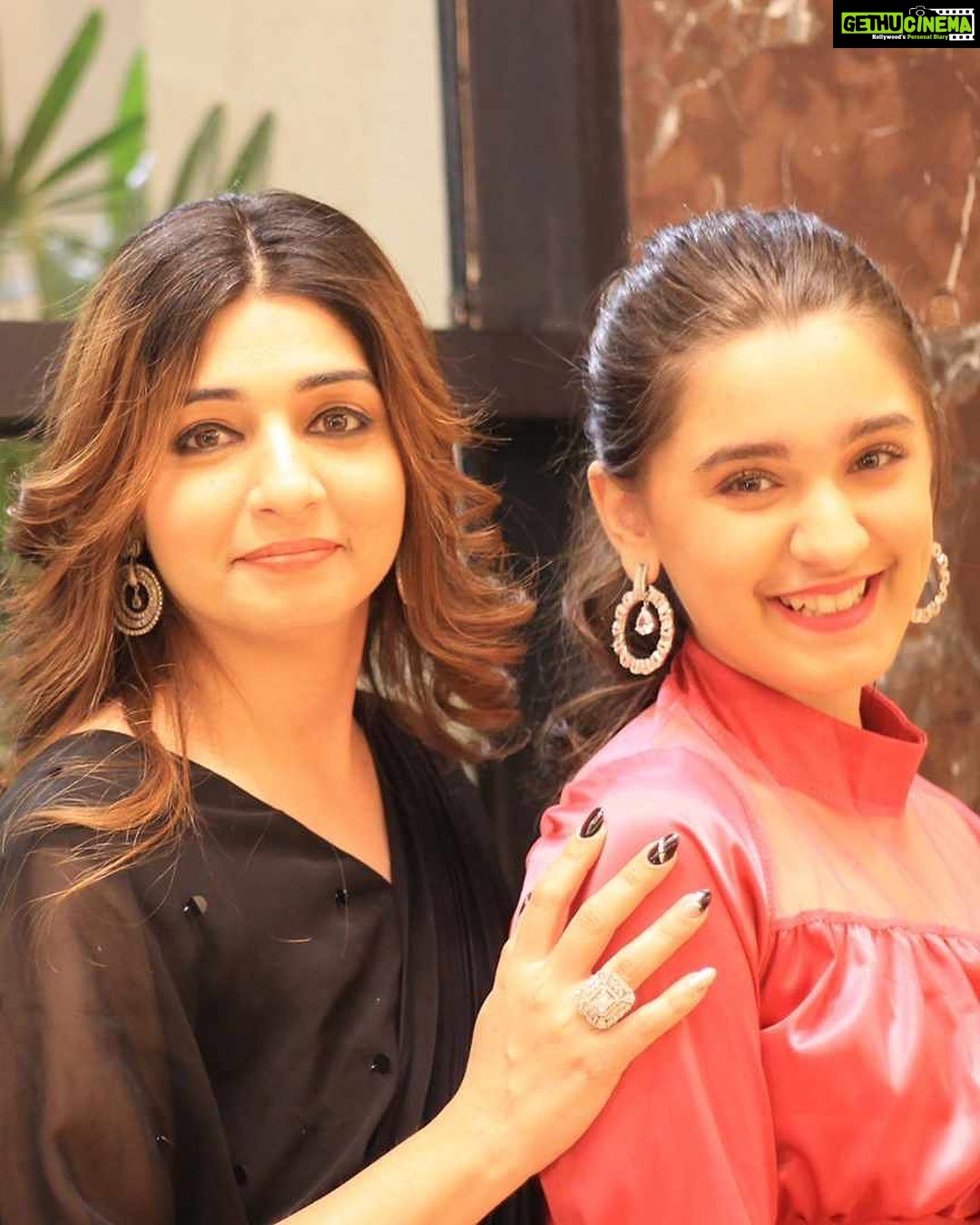 Naisha Khanna Instagram - happieee birthday mom❤️❤️🥺 i love you 😘