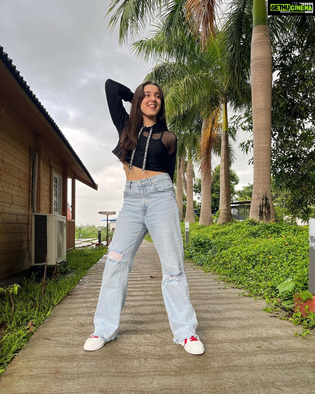 Naisha Khanna Instagram - oh darling, go and buy a personality. 🖤✨ (long awaited post)