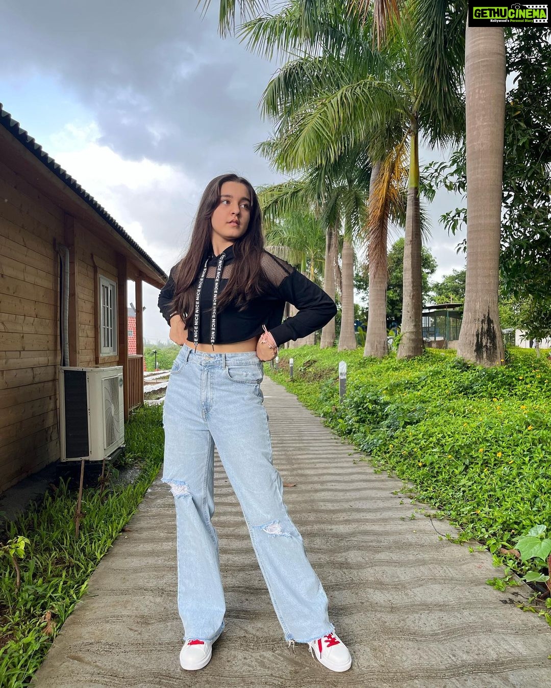 Naisha Khanna Instagram - oh darling, go and buy a personality. 🖤✨ (long awaited post)
