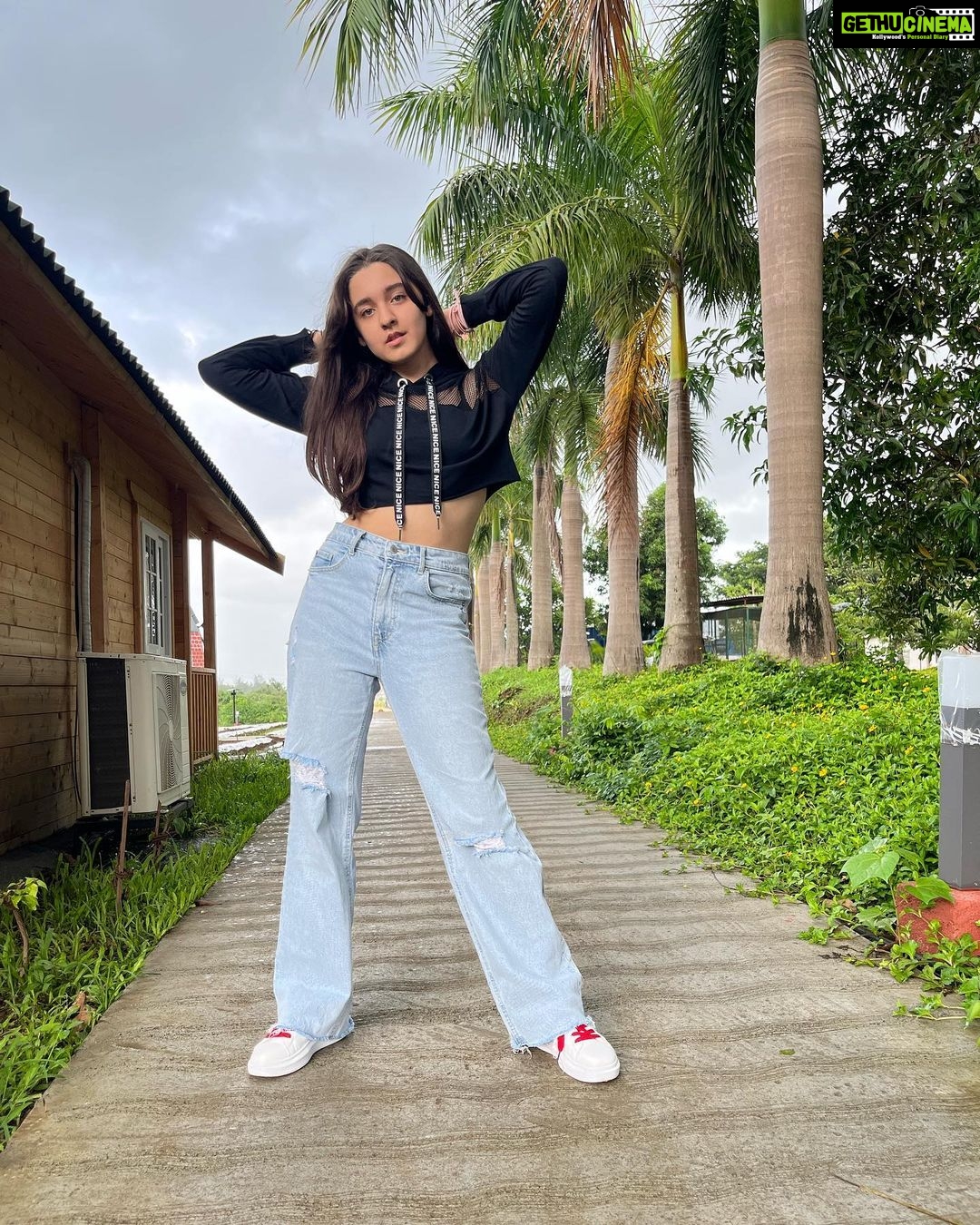 Naisha Khanna Instagram - oh darling, go and buy a personality. 🖤✨ (long awaited post)