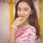 Naisha Khanna Instagram - Want to get that perfect highlighted bridesmaids look this wedding season? I got the perfect product for you, Lakme LUMI Cream! @lakmeindia Lakme LUMI Cream is infused with pearlescent particles which gives my skin that illuminating glow! It is the perfect combination of moisturiser & highlighter making my skin look moisturised and dewy at the same time! The perfect bridesmaids look DOES EXISTS! But only with the versatile Lakme LUMI Cream! #WeddingGlowWithLakmé #LakméIndia #Lakmé #LakméSkincare #LakméLumi #LumiCream Skincare #Makeup #Beauty #Glow #Moisturizer #Highlighter #AD