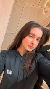 Naisha Khanna Instagram - Cause I had no idea💸🖤 #explorepage #noidea #trending #songs #slowed #remix #dance #reels #reelsinstagram