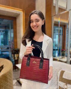 Naisha Khanna Instagram - #giveawayalert 👜❤️

Gifting szn is officially here 🙌
So excited to announce that @lavieworld and I have a giveaway for you guys, where 4 lucky winners will get a special hamper worth 10K each from @lavieworld 😍 

All you gotta do is: 
💕 Follow @lavieworld & @iamnaishakhanna 
💕 Like and save the post 
💕 Tag 3 friends in the comments who you would want to gift this @lavieworld handbag 🥰 

All the winners will be announced on 12th December ✨ Go enter NOW! 

Note: Multiple entries are allowed and this giveaway is only applicable to Indian residents. 
.
#LavieWorld #Laviebags #Lavieloving #Laviegirltribe #LavieXAnushka #FickleIsFun #LavieEnRose #Giveaway #Giveawayalert #GiveawayIndia #handbag #Christmas #love #Naishakhanna #win #contest #contestalert