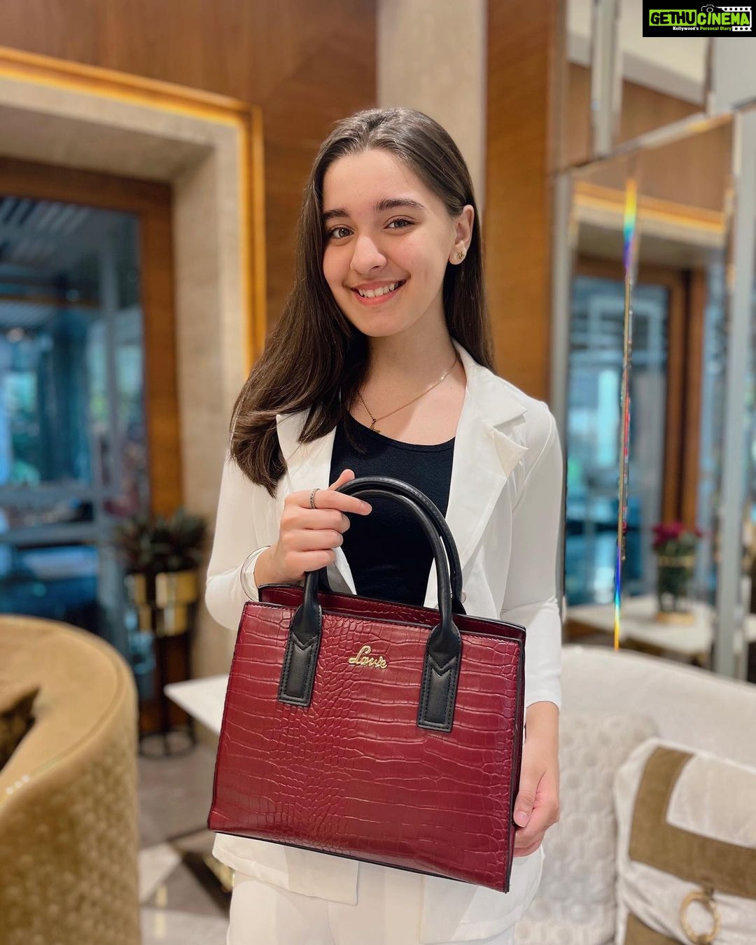 Naisha Khanna - 28.7K Likes - #giveawayalert πβ€οΈ
Gifting szn is officially here π
So excited to announce that @lavieworld and I have a giveaway for you guys, where 4 lucky winners will get a special hamper worth 10K each from @lavieworld π
All you gotta do is:
π Follow @lavieworld & @iamnaishakhanna
π Like and save the post
π Tag 3 friends in the comments who you would want to gift this @lavieworld handbag π₯°
All the winners will be announced on 12th December β¨ Go enter NOW!
Note: Multiple entries are allowed and this giveaway is only applicable to Indian residents.
.
#LavieWorld #Laviebags #Lavieloving #Laviegirltribe #LavieXAnushka #FickleIsFun #LavieEnRose #Giveaway #Giveawayalert #GiveawayIndia #handbag #Christmas #love #Naishakhanna #win #contest #contestalert
