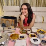 Naisha Khanna Instagram - Go checkout the “Iftar” box of @_persian_darbar_ which contains a variety of delicious foods! Thankyou for sending. 😋