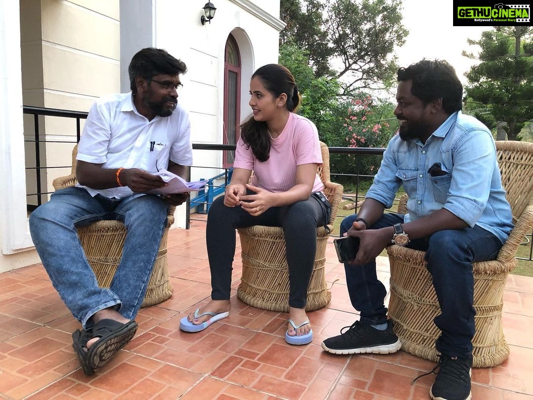 Nanditha Jennifer Instagram - Getting my Scene explained. π₯π¬π Was so happy for my cameback for the Movieππ». Have to thank my hubby, Ramesh bro, Velan Anna and team ππ» . . #blessed #thankful #loved #movie #shooting #lights #camera #action #actress #jenniferr252 #happiness #instagram #instadaily #instagood #picoftheday #smile #thankyou #jesus #likes4like #backtowork #cinema #tamil #coimbatore #work