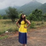 Nanditha Jennifer Instagram - Morning vibes Shoot time 🎥🎬💙💛 . . #blessed #beautiful #love #peace #hills #cute #actress #jenniferr252 #instagram #movie #shooting #thankyou #jesus #happiness #instadaily #instalike #cinema #coimbatore #yellow #blue #green #naturelover #cool #instapic Pannimadai