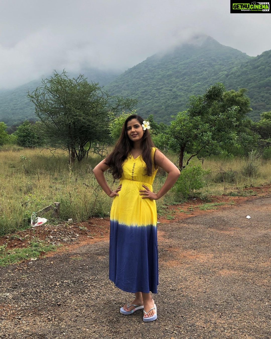 Nanditha Jennifer Instagram - Morning vibes Shoot time 🎥🎬💙💛 . . #blessed #beautiful #love #peace #hills #cute #actress #jenniferr252 #instagram #movie #shooting #thankyou #jesus #happiness #instadaily #instalike #cinema #coimbatore #yellow #blue #green #naturelover #cool #instapic Pannimadai