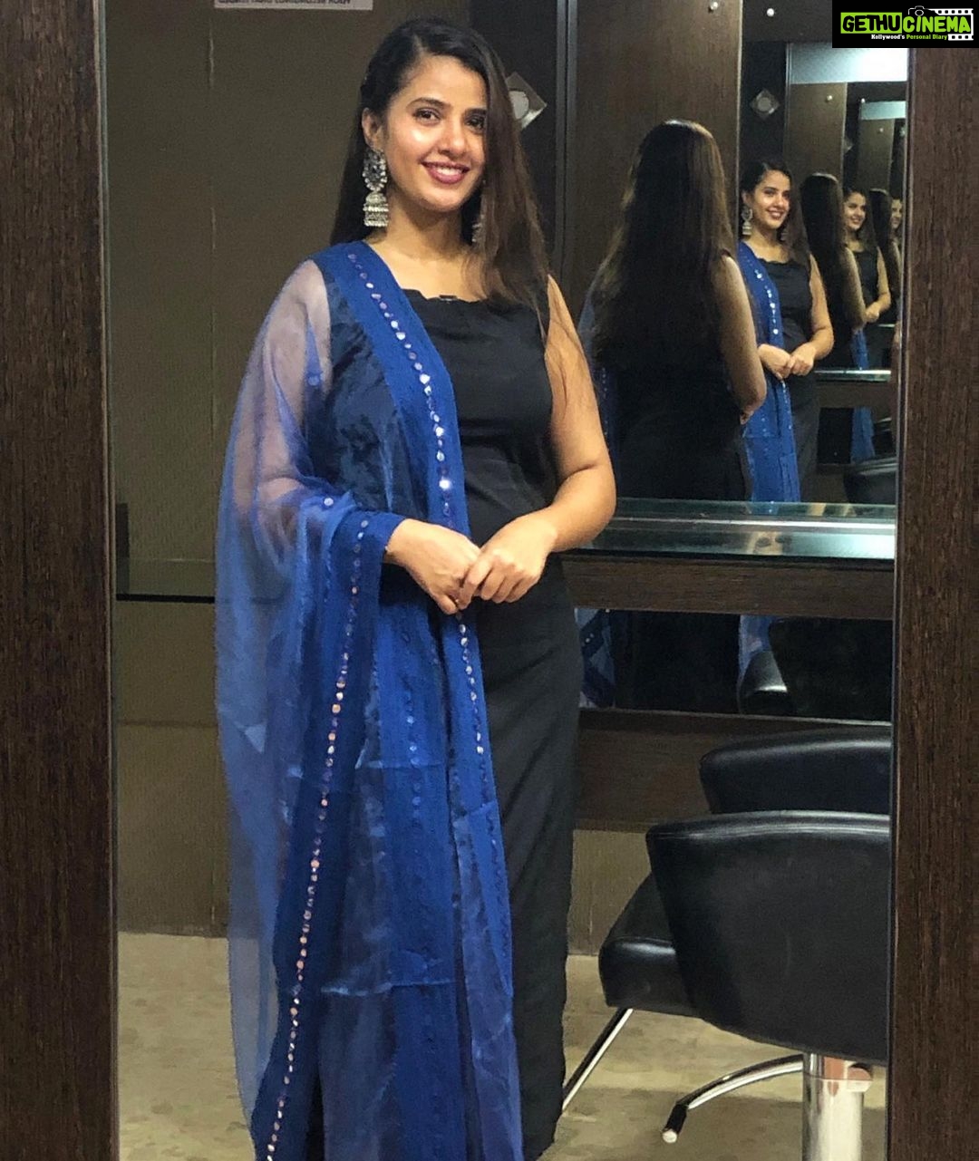 Nanditha Jennifer Instagram - In a world full of trends, I want to remain a classic.π€π . . #blessed #beautiful #love #cute #black #blue #smile #actressjenniferr252 #celebrity #cinema #instagram #instadaily #instagood #goodvibes #pictureoftheday #classy #thankyou #suntv #sunnetwork #mirror #happiness #vijaytv #newstart #newbeginning #fashionblogger @suntv @vijaytelevision