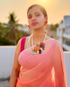Nanditha Jennifer Instagram - glittterr✨🌸
💗💜💛❤️
.
.
Lovely set made with polymer clay and Perl handmade jewellery by: @abbis_trending_collection 
.
Beautiful saree by : @sheelai_designs 
.
.
#beautiful #love #cute #blessed #glow #sunset #actress jenniferr252 #cinema #celebrity #saree #colourful #instagram #instadaily #instafashion #jewellery #polymerclay #handmadejewelry #thankyou #jesus  #pink #peach #yellow #violet #fashionblogger #collaboration #likesforlike #vijaytv #suntv #trending #pictureoftheday
