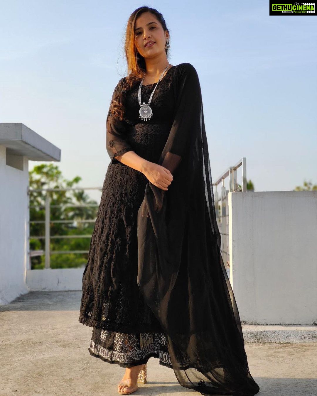 Nanditha Jennifer Instagram - “You are never too old to set another goal or dream a new dream.” 🖤🖤 . . Wearing : @the_trendy_turns . . #blessed #cute #love #beautiful #black #hair #sunset #instagram #instadaily #fashionblogger #actress #jenniferr252 #celebrity #thankyou #jesus #instagood #collaboration #likeforlikes #vijaytv #cinema #picoftheday #colorstvtamil #suntv