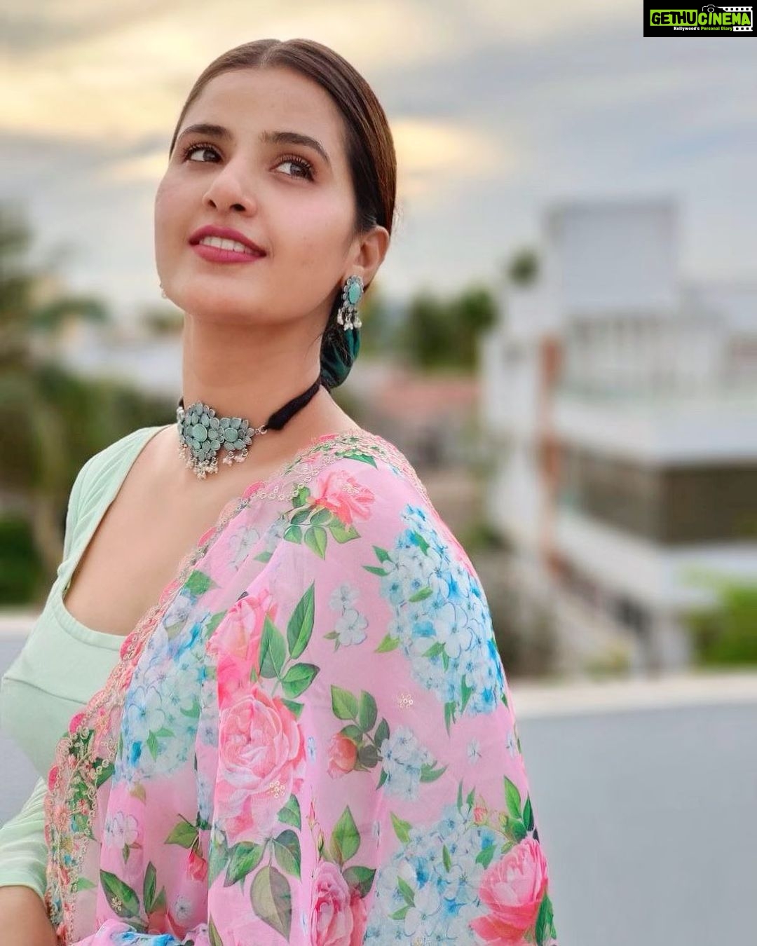 Nanditha Jennifer Instagram - Never bend your head. Always hold it high. Look the world straight in the eye.πππ . . Anarkali by : @the_trendy_turns Jewellry by : @omf__store . . #blessed #goodvibes #beautiful #love #smile #cute #jenniferr252 #actress #instagram #instagood #instadaily #fashionblogger #anarkali #fabulous #likesforlike #happiness #cinema #celebrity #thankyou #jesus
