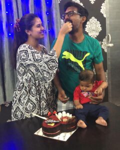 Nanditha Jennifer Instagram - Happy Birthday To My Wonderful Husband. Wishing you a delightful year.♥️🎂🍰💐
.
.
@kvndop_personal 
.
.
#birthday #boy #husband #cinematographer #instagram #instagood #kasicinematographer6 #shantanav6 #ghayaan23 #love #family #cakecutting