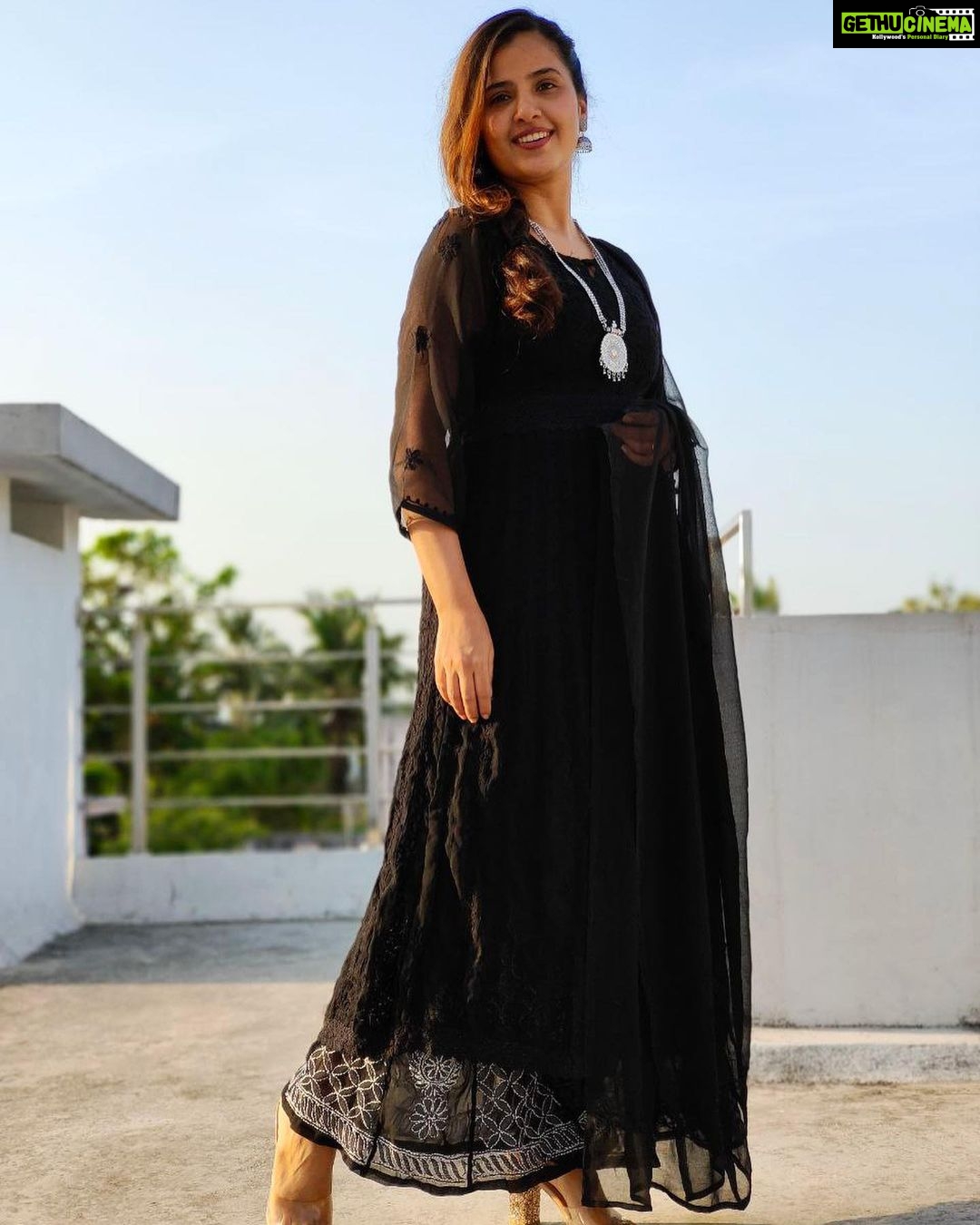 Nanditha Jennifer Instagram - “You are never too old to set another goal or dream a new dream.” 🖤🖤 . . Wearing : @the_trendy_turns . . #blessed #cute #love #beautiful #black #hair #sunset #instagram #instadaily #fashionblogger #actress #jenniferr252 #celebrity #thankyou #jesus #instagood #collaboration #likeforlikes #vijaytv #cinema #picoftheday #colorstvtamil #suntv
