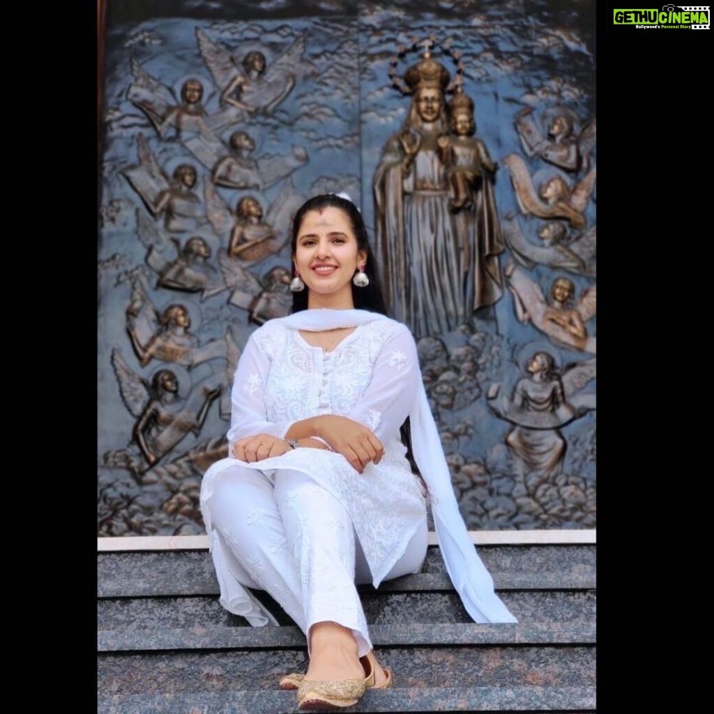 Nanditha Jennifer Instagram - “Those blessings are sweetest that are won with prayer and worn with thanks.”🙏🏻🤍⛪ . . Wearing : @elegant_fashion_way . . #blessed #smile #beautiful #love #peace #church #instagram #instapic #white #actress #jenniferr252 #thankyou #jesus Annai Vailankanni