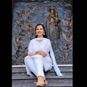 Nanditha Jennifer Instagram - “Those blessings are sweetest that are won with prayer and worn with thanks.”🙏🏻🤍⛪️
.
.
Wearing : @elegant_fashion_way 
.
.
#blessed #smile #beautiful #love #peace #church #instagram #instapic #white #actress #jenniferr252 #thankyou #jesus