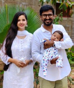 Nanditha Jennifer Instagram - Ghayaan's 100th day.. 
first outing
With mom & dad.🤍🤱🏻🤍🧿
.
.
.
#blessed #holyplace #mom #dad #love #cute #smile #thankful #ghayaan23 #jenniferr252 #kasicinematographer6 #instagram #instagood #actress #celebrity #white