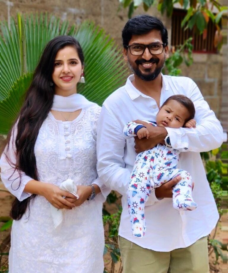 Nanditha Jennifer Instagram - Ghayaan's 100th day.. first outing With mom & dad.🤍🤱🏻🤍🧿 . . . #blessed #holyplace #mom #dad #love #cute #smile #thankful #ghayaan23 #jenniferr252 #kasicinematographer6 #instagram #instagood #actress #celebrity #white