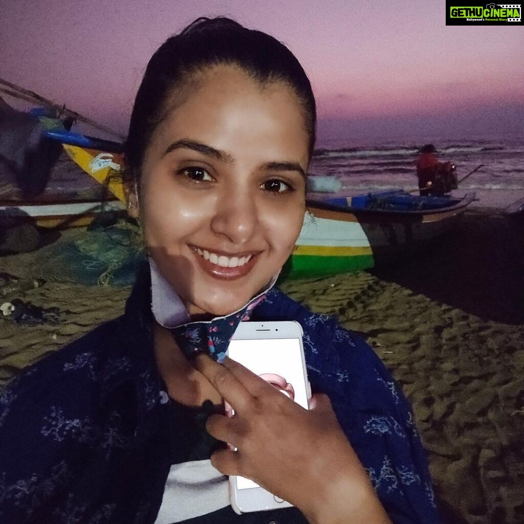 Nanditha Jennifer Instagram - Adventure birthday celebrated with morning sunrise 🌅 in middle of the sea 🌊💐🎂🍰 . . . Thank you hubby :@kvndop_personal . #birthday #birthdaygirl #sunrise #sea #water #boat #cake #cutting #blessed #love #smile #happiness #actress #jenniferr252 #instagram #instagood #instadaily #celebrity