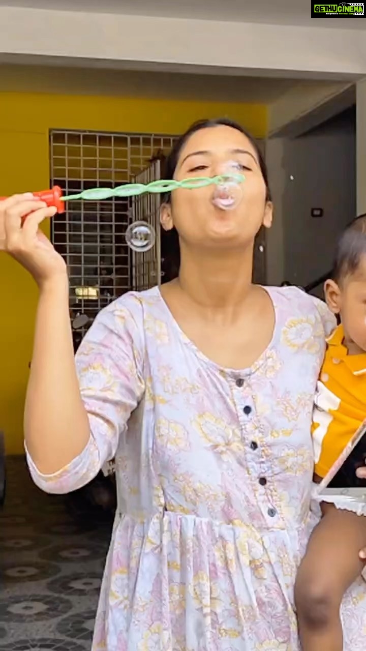 Nanditha Jennifer Instagram - என் குழந்தையோடு சேர்ந்து நானும் குழந்தையாகி போன தருணம் . . #bubbles #playtime #momandson #cute #love #instagram #instadaily #instagood #ghayaan23 #jenniferr252 #thankyou #jesus #blessed