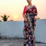 Nanditha Jennifer Instagram - Beauty in simplicity.🖤♥️🧿 . Floral Saree by : @cyn.thiacollections Jewellry by : @kalainayam_by_aarthy . . #saree #love #beautiful #smile #cute #actress #jenniferr252 #nomakeupmakeup #simple #look #blessed #blouse #longhair #jewellery #instagram #instadaily #instagood #celebrity #floralsaree #vijaytv #colorstvtamil
