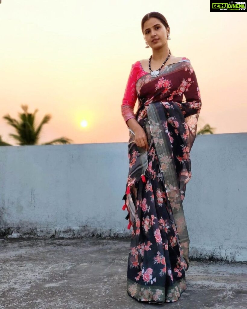 Nanditha Jennifer Instagram - Beauty in simplicity.🖤♥️🧿 . Floral Saree by : @cyn.thiacollections Jewellry by : @kalainayam_by_aarthy . . #saree #love #beautiful #smile #cute #actress #jenniferr252 #nomakeupmakeup #simple #look #blessed #blouse #longhair #jewellery #instagram #instadaily #instagood #celebrity #floralsaree #vijaytv #colorstvtamil