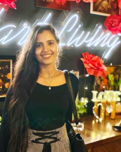 Nanditha Jennifer Instagram - “Her smile is the simplest miracle that she can create anytime.” ♥️😊🧿
.
.
#cute #smile #cute #love #blessed #happiness #instagram #instagood #instadaily #actress #jenniferr252 #hearts #longhair #vijaytv #colorstvtamil #cinema #tamil #black #glowingskin #smilingface #beautiful @livingroomchennai